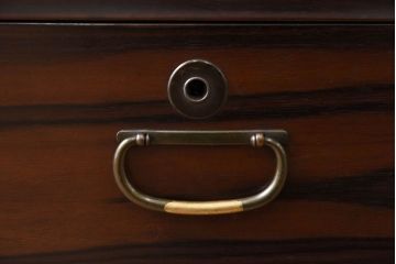 アンティーク家具　和製アンティーク　前面黒檀材　チェッカーガラス引き戸の鉄脚付きローボード