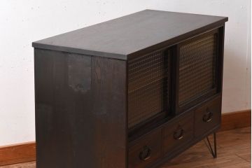 アンティーク家具　和製アンティーク　前面黒檀材　チェッカーガラス引き戸の鉄脚付きローボード