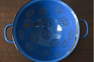 アンティーク雑貨　ヨーロッパビンテージ　ホーロー(琺瑯)　脚付きコランダー(ザル・水切り)