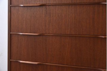 北欧家具　ビンテージ　シンプルでおしゃれな脚付きチェスト