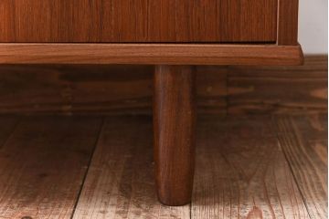 北欧家具　ビンテージ　シンプルでおしゃれな脚付きチェスト