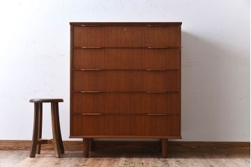 北欧家具　ビンテージ　シンプルでおしゃれな脚付きチェスト