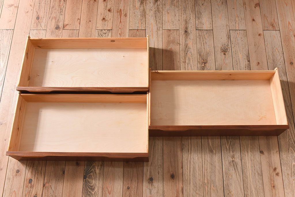 北欧家具　ビンテージ　シンプルでおしゃれな脚付きチェスト