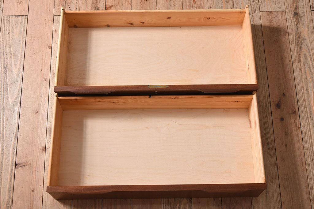 北欧家具　ビンテージ　シンプルでおしゃれな脚付きチェスト