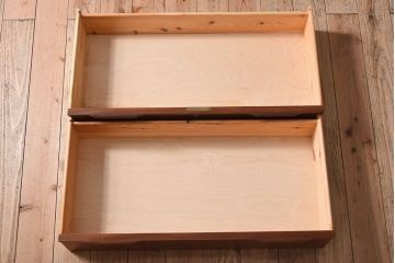 北欧家具　ビンテージ　シンプルでおしゃれな脚付きチェスト