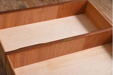 北欧家具　ビンテージ　シンプルでおしゃれな脚付きチェスト