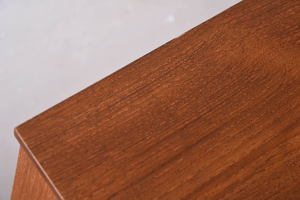 北欧家具　ビンテージ　シンプルでおしゃれな脚付きチェスト