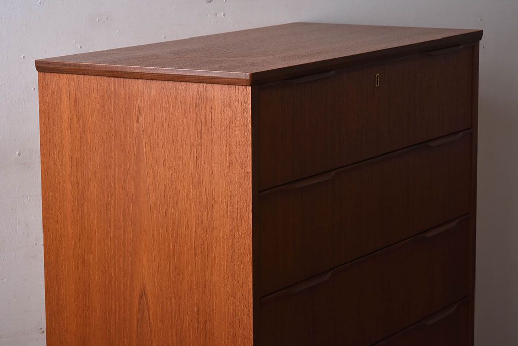 北欧家具　ビンテージ　シンプルでおしゃれな脚付きチェスト