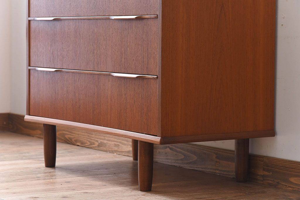 北欧家具　ビンテージ　シンプルでおしゃれな脚付きチェスト