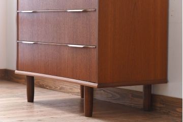 北欧家具　ビンテージ　シンプルでおしゃれな脚付きチェスト