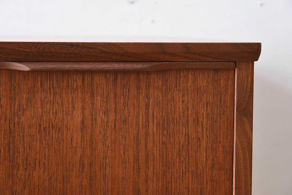 北欧家具　ビンテージ　シンプルでおしゃれな脚付きチェスト