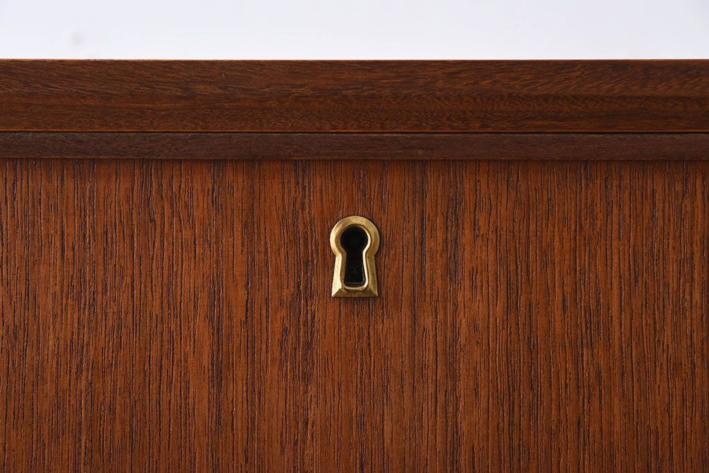 北欧家具　ビンテージ　シンプルでおしゃれな脚付きチェスト