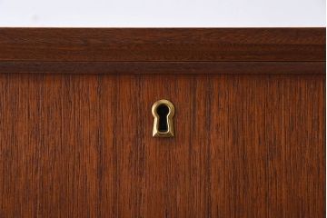 北欧家具　ビンテージ　シンプルでおしゃれな脚付きチェスト