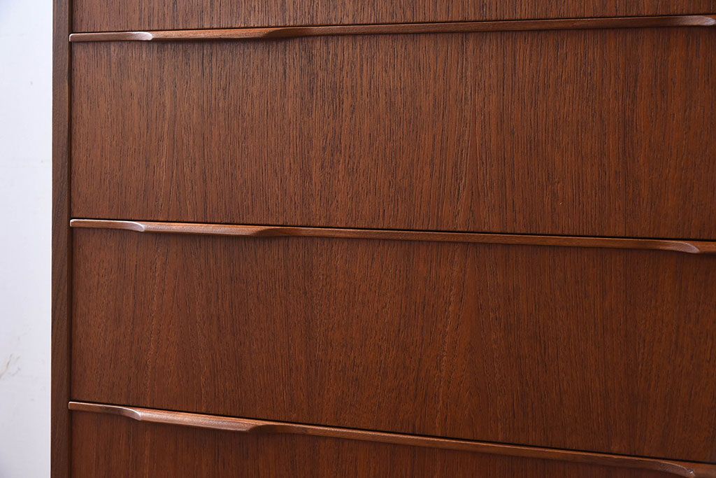 北欧家具　ビンテージ　シンプルでおしゃれな脚付きチェスト