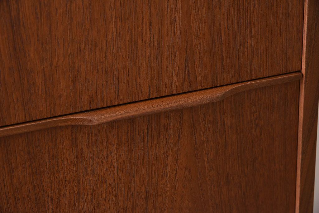 北欧家具　ビンテージ　シンプルでおしゃれな脚付きチェスト