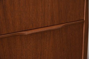 北欧家具　ビンテージ　シンプルでおしゃれな脚付きチェスト