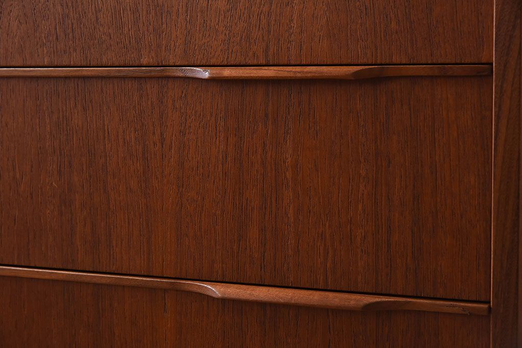 北欧家具　ビンテージ　シンプルでおしゃれな脚付きチェスト