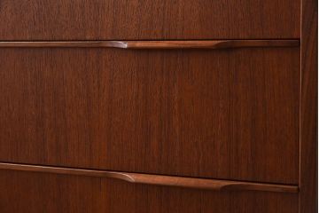 北欧家具　ビンテージ　シンプルでおしゃれな脚付きチェスト