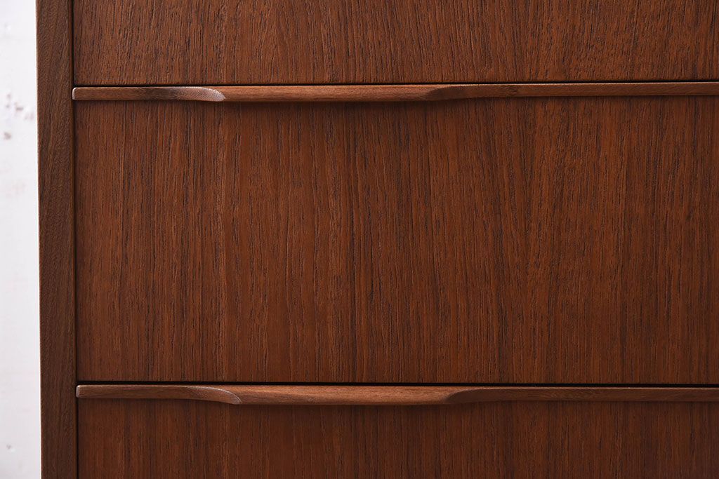 北欧家具　ビンテージ　シンプルでおしゃれな脚付きチェスト