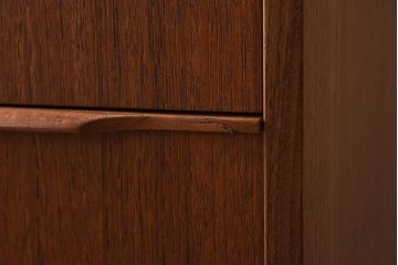 北欧家具　ビンテージ　シンプルでおしゃれな脚付きチェスト