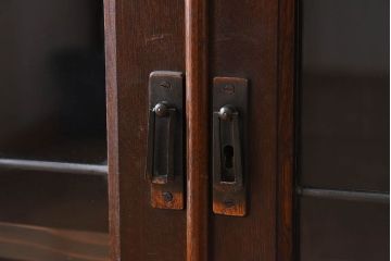アンティーク家具　ラフジュ工房オリジナルステンドグラス　ナラ材製　脚付き　ステンドグラス扉のアンティークキャビネット