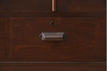 アンティーク家具　ラフジュ工房オリジナルステンドグラス　ナラ材製　脚付き　ステンドグラス扉のアンティークキャビネット