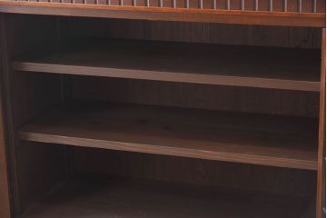 アンティーク家具　ラフジュ工房オリジナルステンドグラス　ナラ材製　脚付き　ステンドグラス扉のアンティークキャビネット