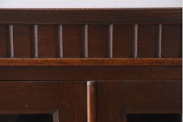アンティーク家具　ラフジュ工房オリジナルステンドグラス　ナラ材製　脚付き　ステンドグラス扉のアンティークキャビネット
