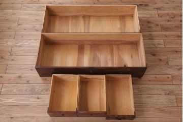 アンティーク家具　古民具・骨董　桜丸金具　前面栗材の米沢箪笥(衣装箪笥)(台輪付き)