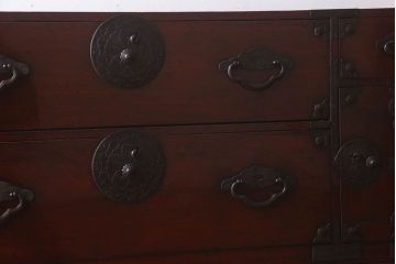 アンティーク家具　古民具・骨董　桜丸金具　前面栗材の米沢箪笥(衣装箪笥)(台輪付き)