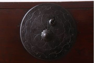 アンティーク家具　古民具・骨董　桜丸金具　前面栗材の米沢箪笥(衣装箪笥)(台輪付き)