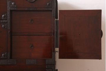 アンティーク家具　古民具・骨董　桜丸金具　前面栗材の米沢箪笥(衣装箪笥)(台輪付き)