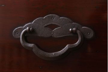 アンティーク家具　古民具・骨董　桜丸金具　前面栗材の米沢箪笥(衣装箪笥)(台輪付き)