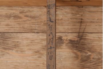 アンティーク家具　古民具・骨董　桜丸金具　前面栗材の米沢箪笥(衣装箪笥)(台輪付き)