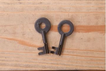 アンティーク家具　古民具・骨董　桜丸金具　前面栗材の米沢箪笥(衣装箪笥)(台輪付き)
