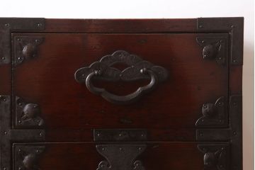アンティーク家具　古民具・骨董　桜丸金具　前面栗材の米沢箪笥(衣装箪笥)(台輪付き)