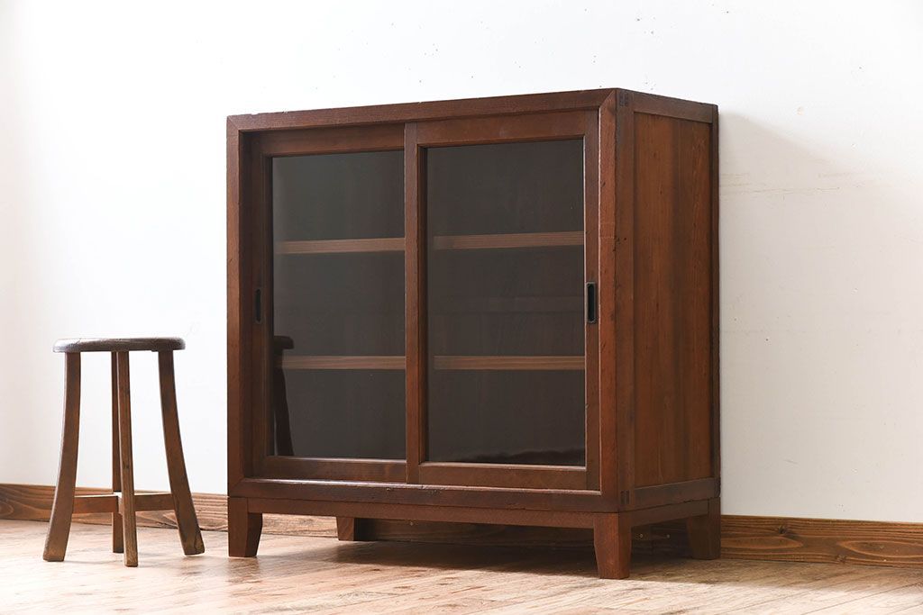 アンティーク家具　クリアガラス引き戸　前面檜材製　古い木のアンティーク収納棚