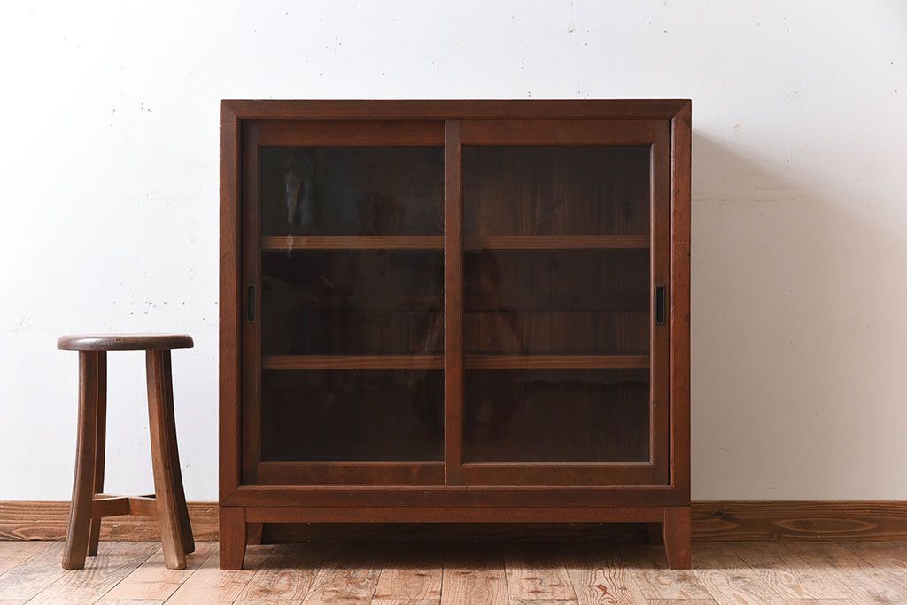 アンティーク家具　クリアガラス引き戸　前面檜材製　古い木のアンティーク収納棚