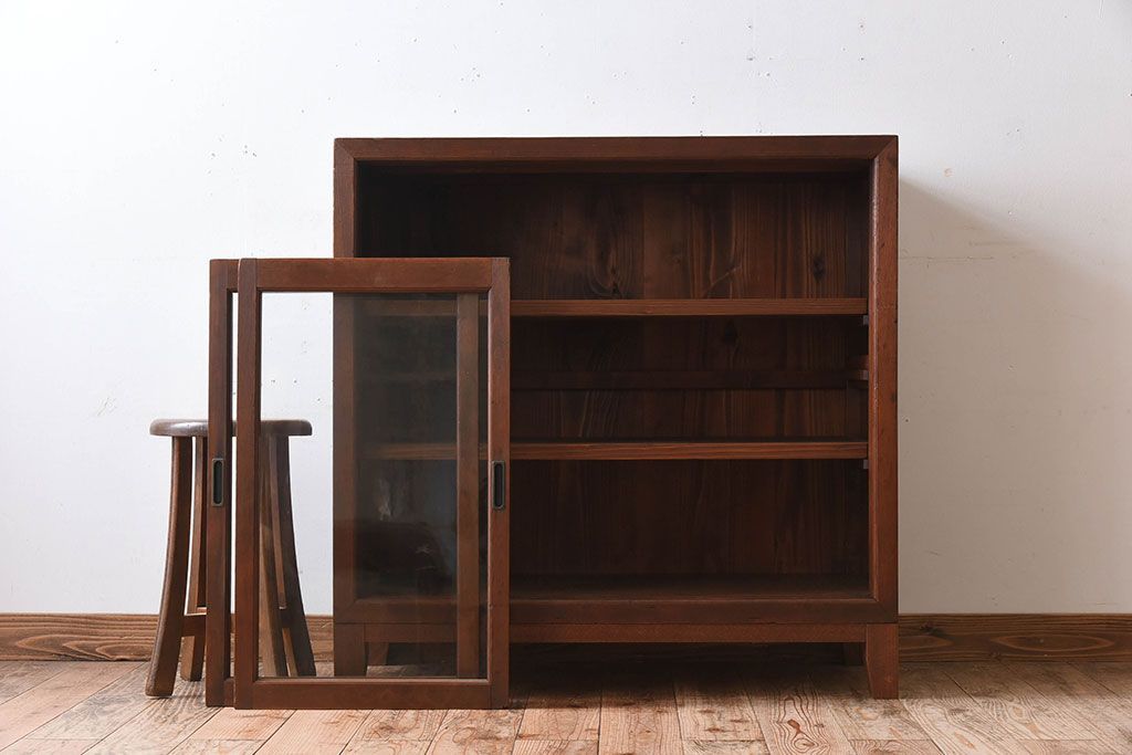 アンティーク家具　クリアガラス引き戸　前面檜材製　古い木のアンティーク収納棚