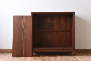 アンティーク家具　クリアガラス引き戸　前面檜材製　古い木のアンティーク収納棚