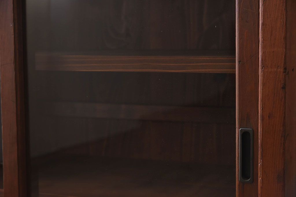 アンティーク家具　クリアガラス引き戸　前面檜材製　古い木のアンティーク収納棚