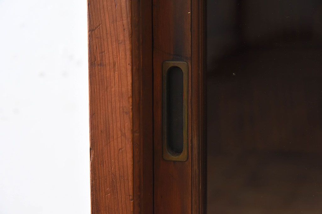 アンティーク家具　クリアガラス引き戸　前面檜材製　古い木のアンティーク収納棚