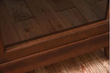 アンティーク家具　クリアガラス引き戸　前面檜材製　古い木のアンティーク収納棚