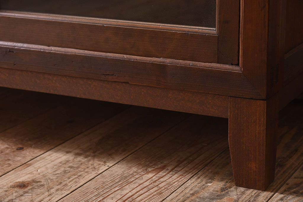 アンティーク家具　クリアガラス引き戸　前面檜材製　古い木のアンティーク収納棚