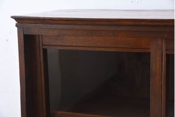 アンティーク家具　大正ロマン　引き戸　栓材の小ぶりな本箱