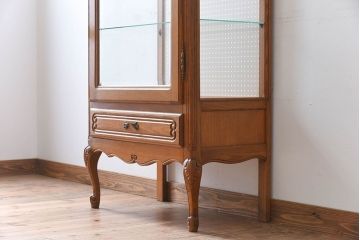 ヴィンテージ家具　イギリスビンテージ　オーク材製　彫刻が美しいガラスケース(ショーケース)