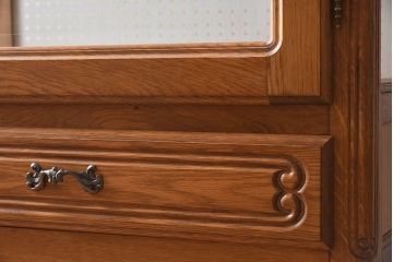 ヴィンテージ家具　イギリスビンテージ　オーク材製　彫刻が美しいガラスケース(ショーケース)