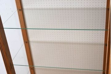ヴィンテージ家具　イギリスビンテージ　オーク材製　彫刻が美しいガラスケース(ショーケース)