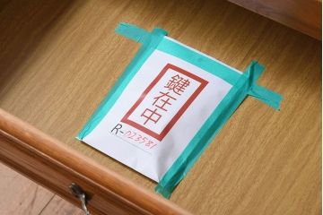 ヴィンテージ家具　イギリスビンテージ　オーク材製　彫刻が美しいガラスケース(ショーケース)