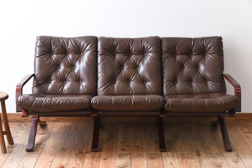 ヴィンテージ家具　北欧家具　ビンテージ　革張りの3人掛けソファ
